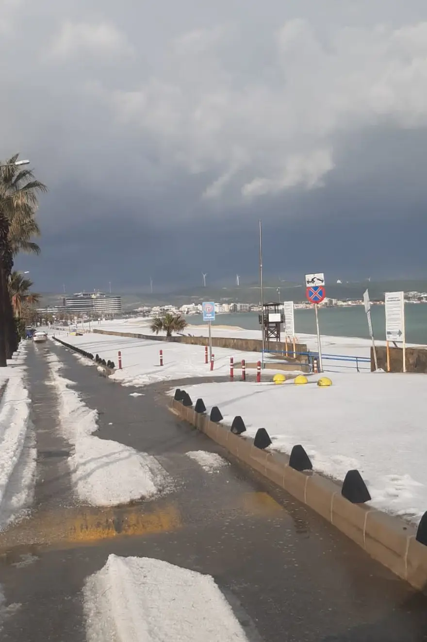 Dolunun etkili olduğu Çeşme'de plajlar beyaza büründü 10