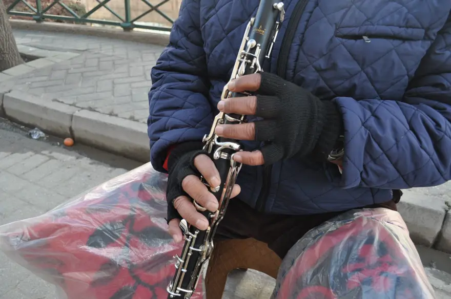 Soğuk, kar, yağmur demeden yıllardır sokakta sanatını icra ediyor 3