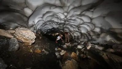 Batman'da 2 bin 500 rakımdaki kar tünelleri ilgi çekiyor