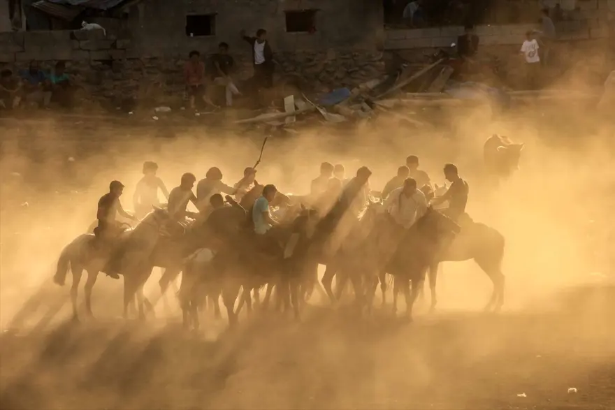 kırgız türkleri, buzkaşı, kökbörü oyunu, oğlak postu kapmaca, ulupamir, erciş 10