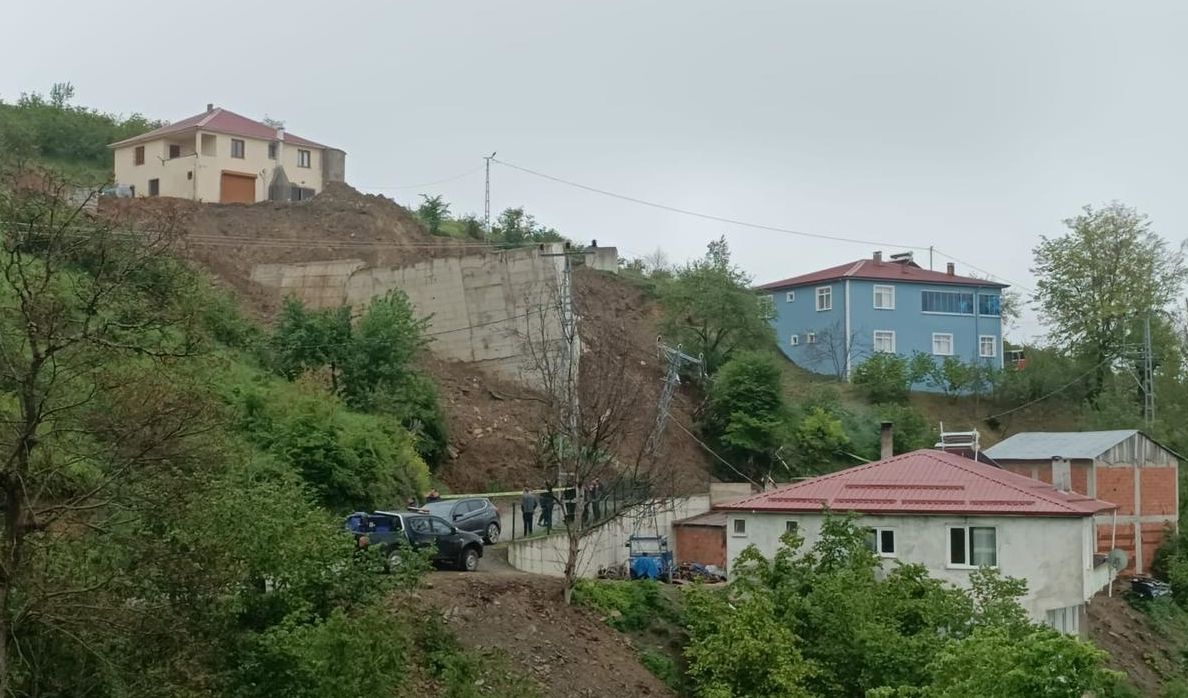 Samsun'da toprak kayması: İstinat duvarı çöktü, bir ev tahliye edildi