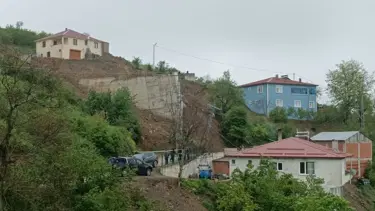 Samsun'da toprak kayması: İstinat duvarı çöktü, bir ev tahliye edildi