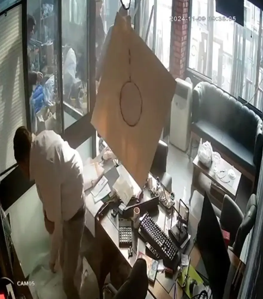 Güvercin beslemek için çıktığı asma tavan çöktü 3