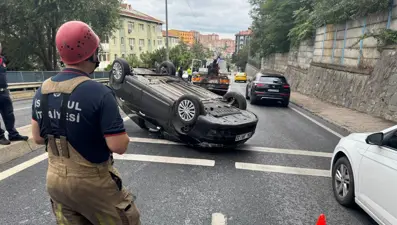 Refüje çarpan araç ters döndü