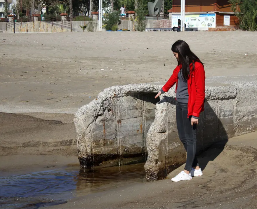 Alanya'daki mavi bayraklı plaja kalorifer yakıtı sızdı 1