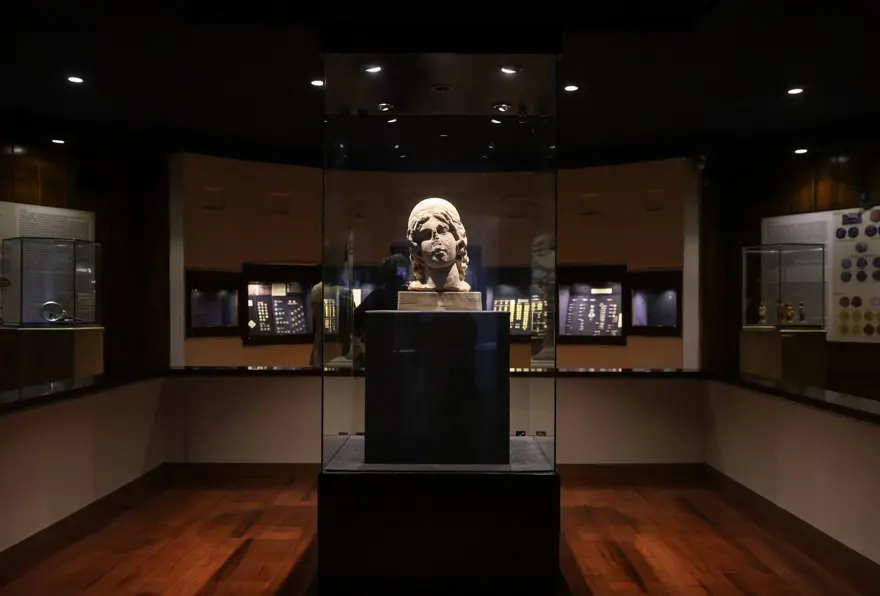 Apollon heykelleri ilk kez ziyaretçisiyle buluştu 1