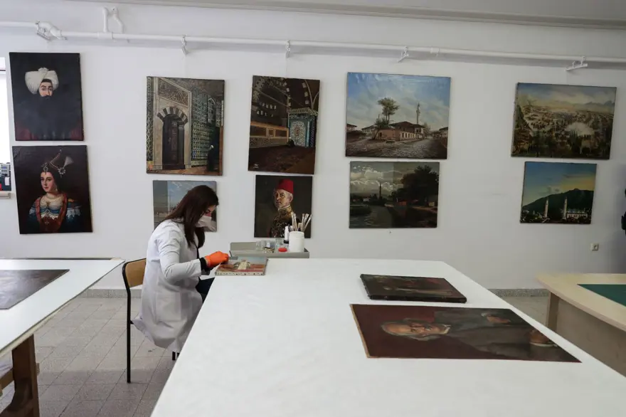 Topkapı Sarayı'nın deposundaki tablolara bakım 6