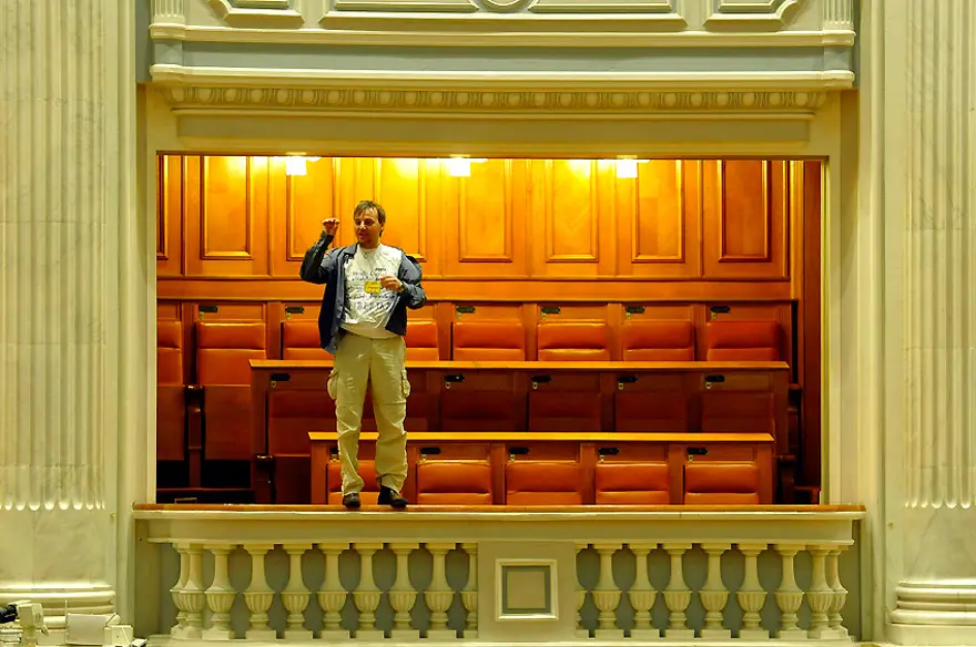 Meclisin balkonundan intihar 1