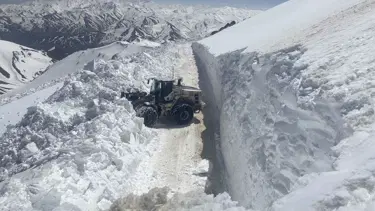 Hakkari'de kar nedeniyle kapanan üs bölgesinin yolu bir haftada açıldı