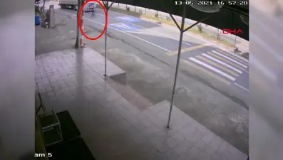 TIR'ın altında kalmaktan son anda kurtuldu