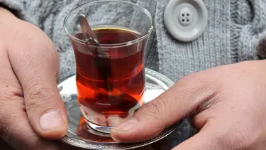 Hırsızı çay bardağı yakalattı