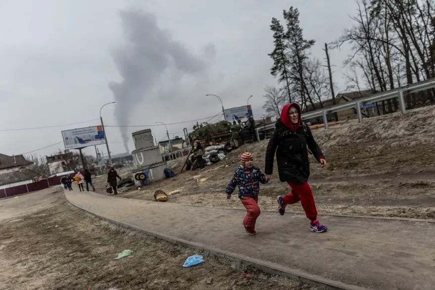 Kiev'in yanı başındaki İrpin'de bombardımanlar arttı: Halk kucaklarında çocuklarıyla bombalardan kaçmaya çalışıyor 4