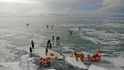 Çıldır Gölü'nde buzlarla vals