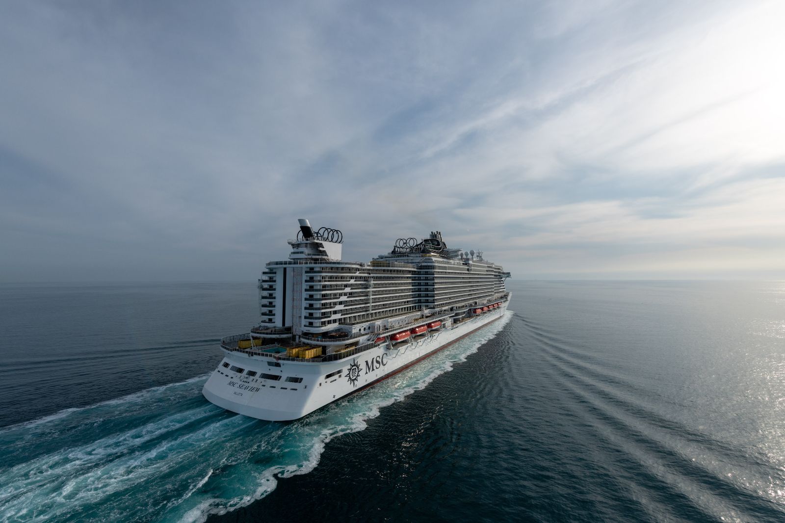 MSC Seaview, tarihi Cenova Limanında göz kamaştırıcı bir tören ile hizmete girdi
