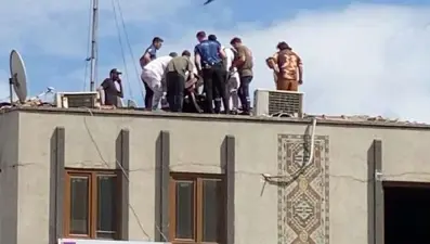 Ümraniye'de bir vatandaş çatıya çıktı