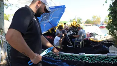Palamuttan ümidini kestiler: Ağlarını hamsi için onardı