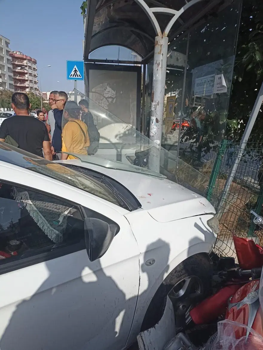 Kontrolden çıkan otomobil otobüs durağına daldı: 3 yaralı 