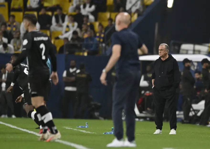 Cristiano Ronaldo'nun fileleri sarstığı maçta Fatih Terim galibiyete izin vermedi: 4 gol, 1 kırmızı kart 16 Cristiano Ronaldo'nun fileleri sarstığı maçta Fatih Terim galibiyete izin vermedi: 4 gol, 1 kırmızı kart 16
