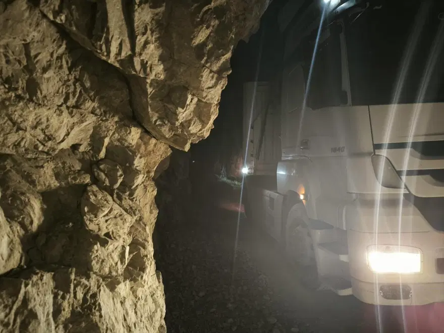 TIR tünelde sıkıştı: Tarihi yol ulaşıma kapandı 2 TIR tünelde sıkıştı: Tarihi yol ulaşıma kapandı 2