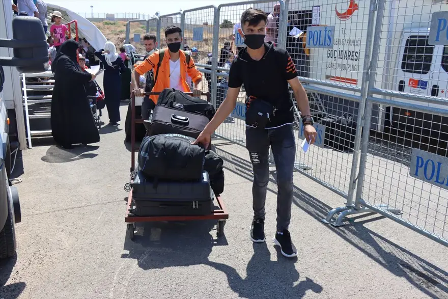 Binlerce Suriyeli bayram için ülkesine döndü 11