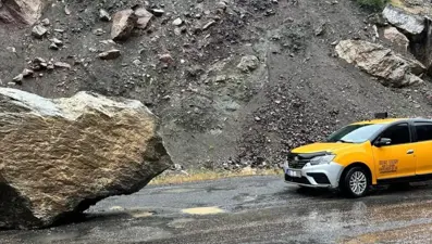 Dağdankopan kaya parçası yola düştü, taksi şoförü ve yolcuları son anda kurtuldu