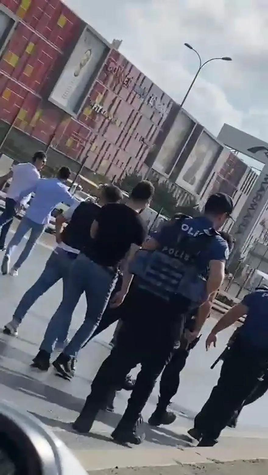 Beylikdüzü D-100 karayolunda hareketli dakikalar (Polis şüpheliyi ayağından vurdu) 5