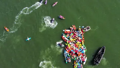 Avustralya'da yüzlerce aktivist kanolarla limanı kapattı