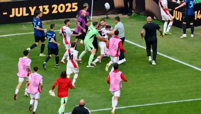 Kulüpler Dünya Kupası'nda ortalık savaş alanına döndü: Tünele kadar kovaladı, kafasına sopa isabet etti