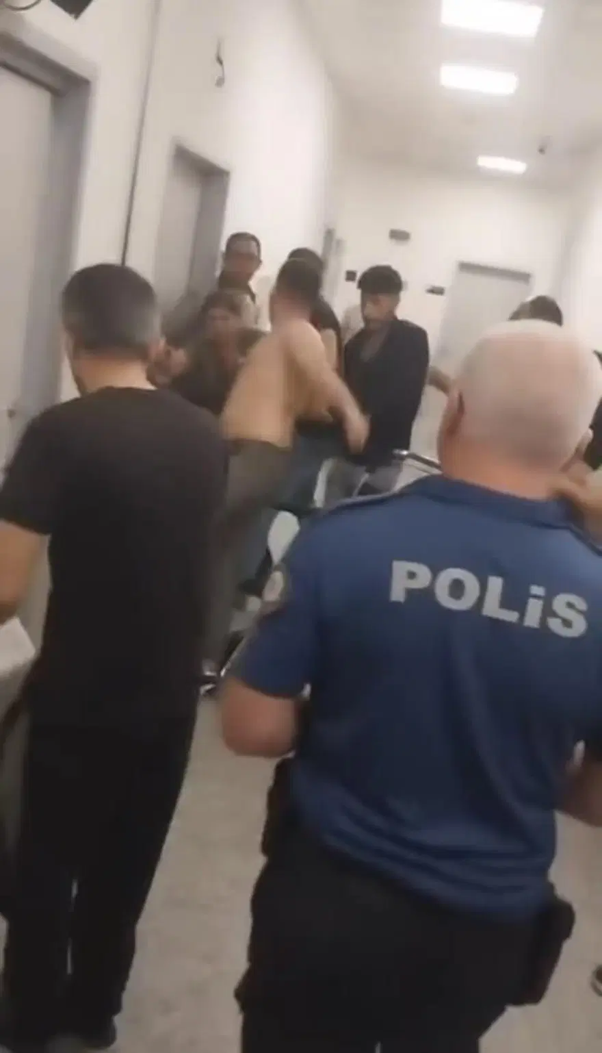 İstanbul’da doktora saldırı: Küfürler savurup odasınagirmeye çalıştılar 4 İstanbul’da doktora saldırı: Küfürler savurup odasınagirmeye çalıştılar 4