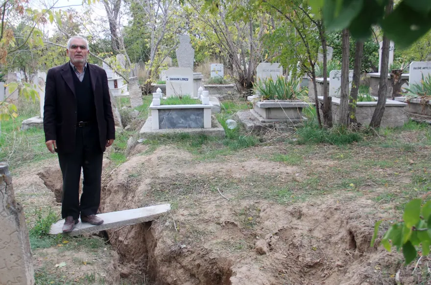 Fay hattı boyunca oluştu, derinliği 6 metreyi buluyor 2