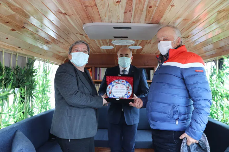 Emekli öğretmen harabe haldeki otobüsü kütüphaneye çevirdi 7
