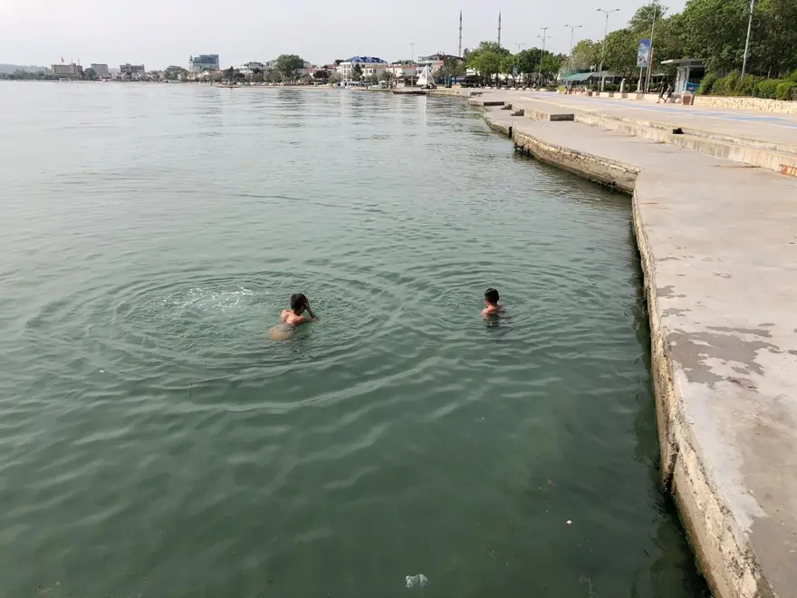 Büyükçekmece Sahili'nde yasağa rağmen denize girdiler 