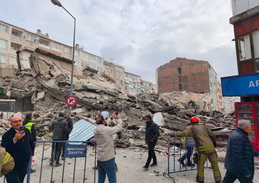 Güngören'de bina çöktü 5