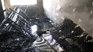 Oturduğu evi benzin dökerek yaktı