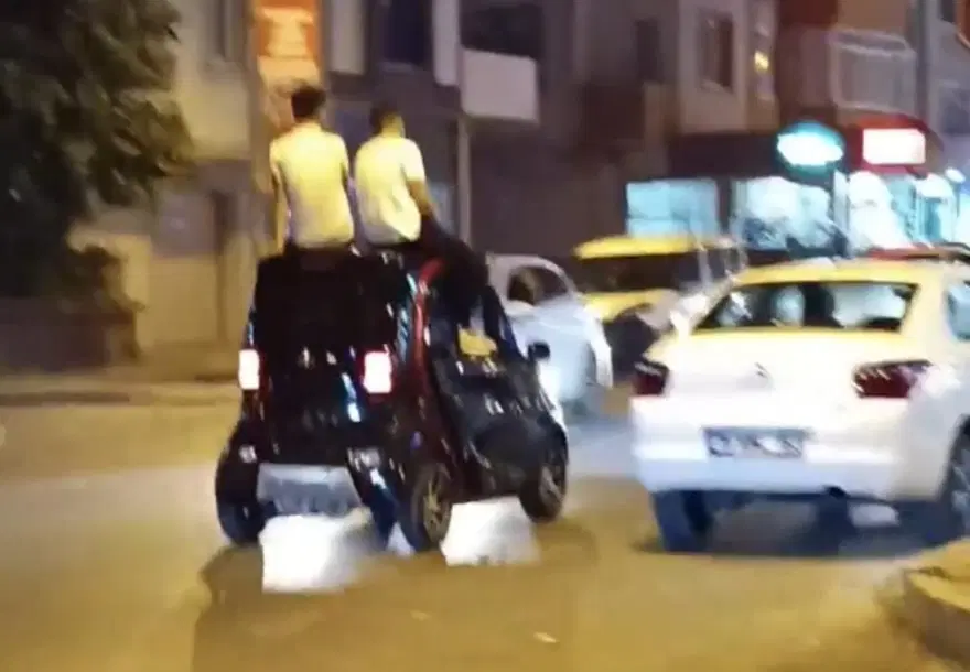 Otomobilin üzerinde yolculuk yaptılar 