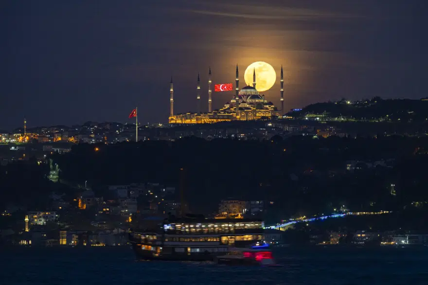 Türkiye'de görsel şölen: Dolunay manzaraları nefes kesti 