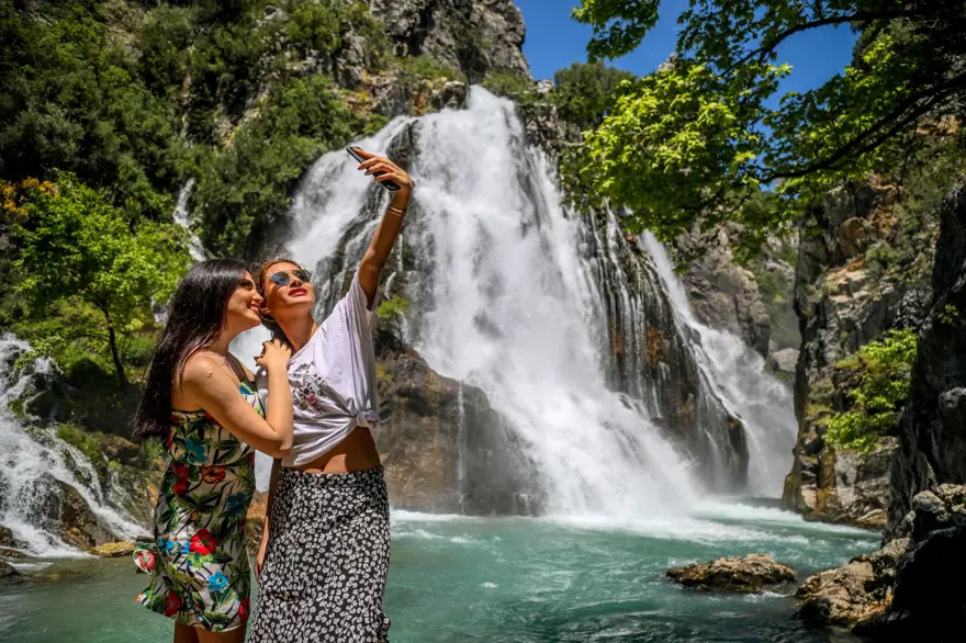 Dağın içinden çıkan 'gizemli güzellik' Uçansu Şelalesi 