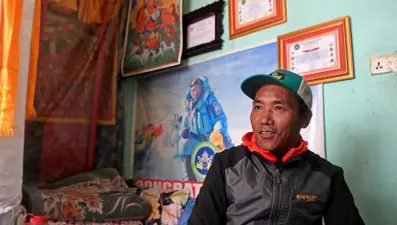 Bir ayda iki kez tırmandı: Nepalli "Everest Adam" rekorunu yeniledi