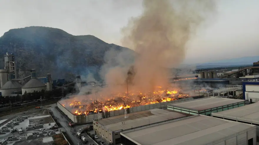 5 gündür yanan Söke'deki kağıt fabrikası kısmen kontrol altında 2 5 gündür yanan Söke'deki kağıt fabrikası kısmen kontrol altında 2