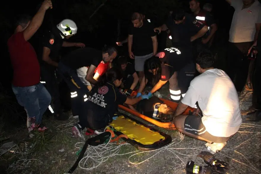 Antalya’dapolisten kaçan otomobil uçuruma yuvarlandı: 3 yaralı 2