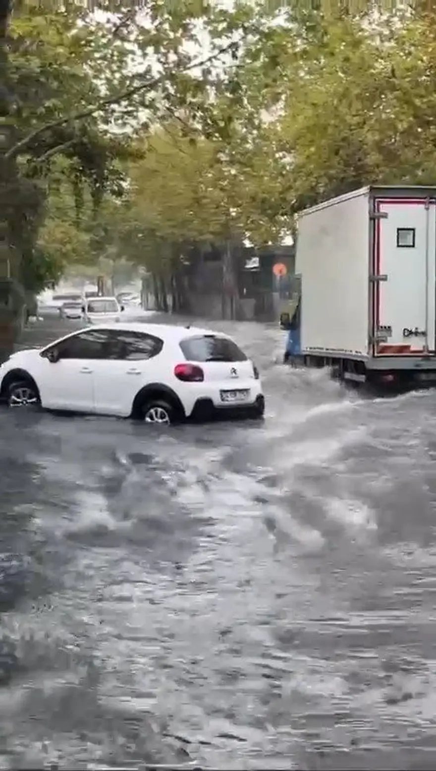 İstanbul'un Anadolu Yakası'nı sağanak vurdu: Yollar göle döndü, İETT otobüsünü su bastı 3