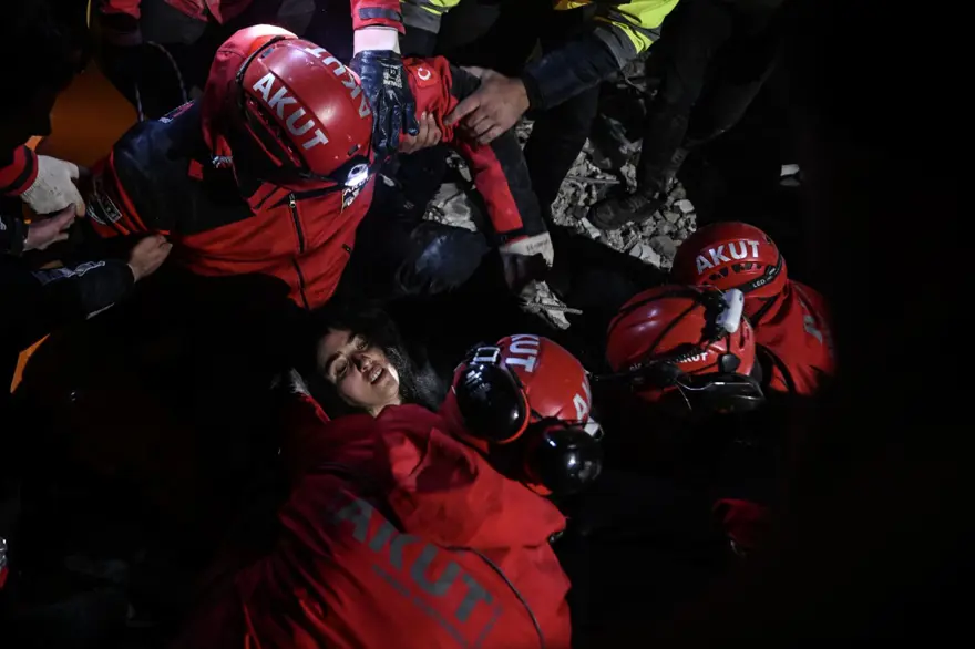 Enkaz altındakiler için zamana karşı yarış 111