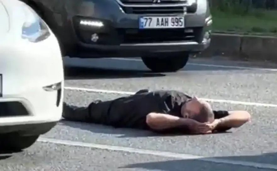 Yolun ortasına yattı, trafiği tehlikeye attı 3