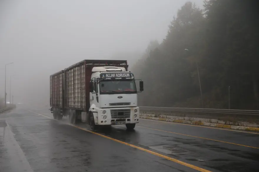 Bolu Dağı geçişinde yoğun sis: Görüş mesafesi 45 metreye düştü 1