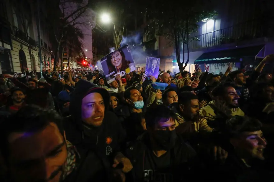 Arjantin'de Cumhurbaşkanı Yardımcısı dolandırıcılıkla suçlandı, sokaklar karıştı 4