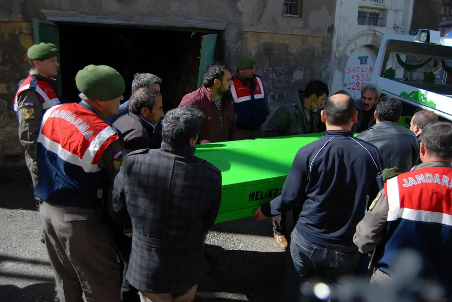 Kayseri'de tadilat yapılan evin çatısı yıkıldı: 1 ölü, 2 yaralı 2