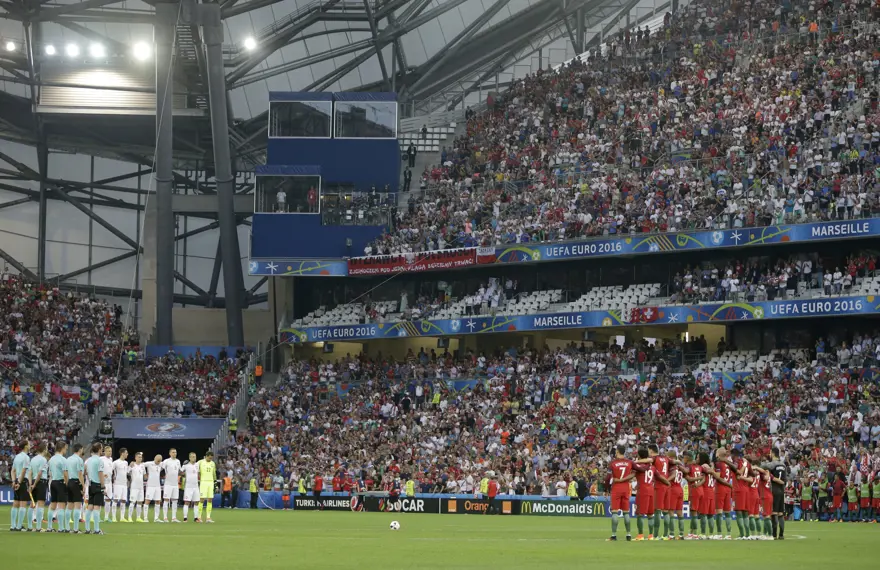 EURO 2016'da İstanbul için saygı duruşu 