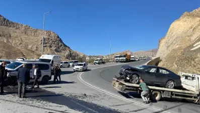 Hakkari'de iki araç çarpıştı: Üç yaralı
