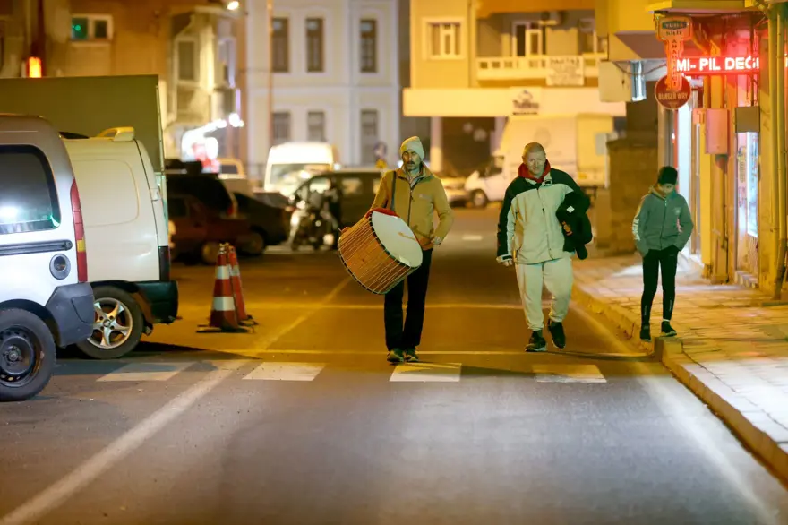 Davulcularının sahur mesaisi başladı Davulcularının sahur mesaisi başladı