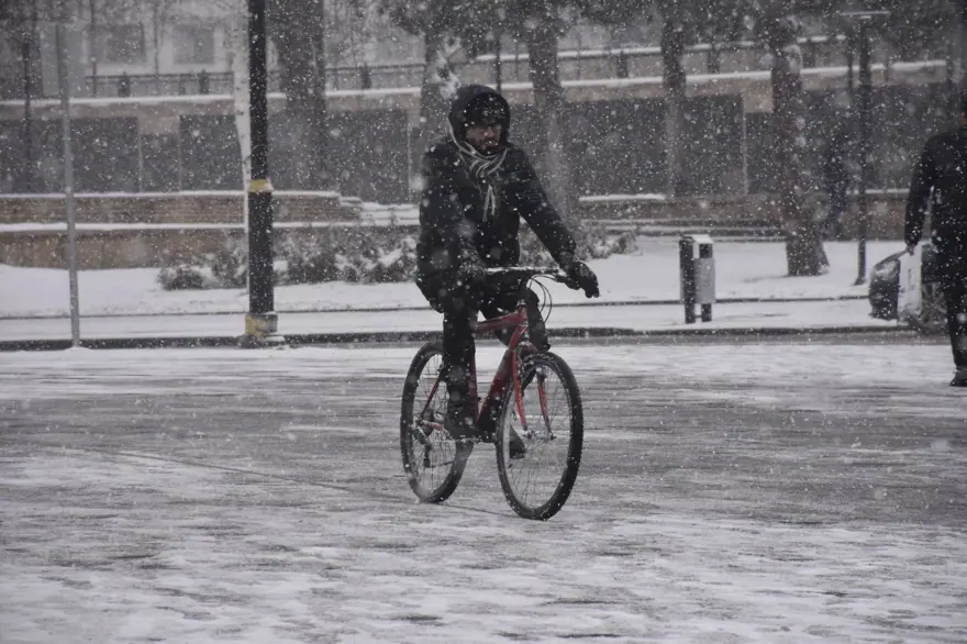 Sivas'ta kar yağışı: Kent meydanı beyaza büründü 6
